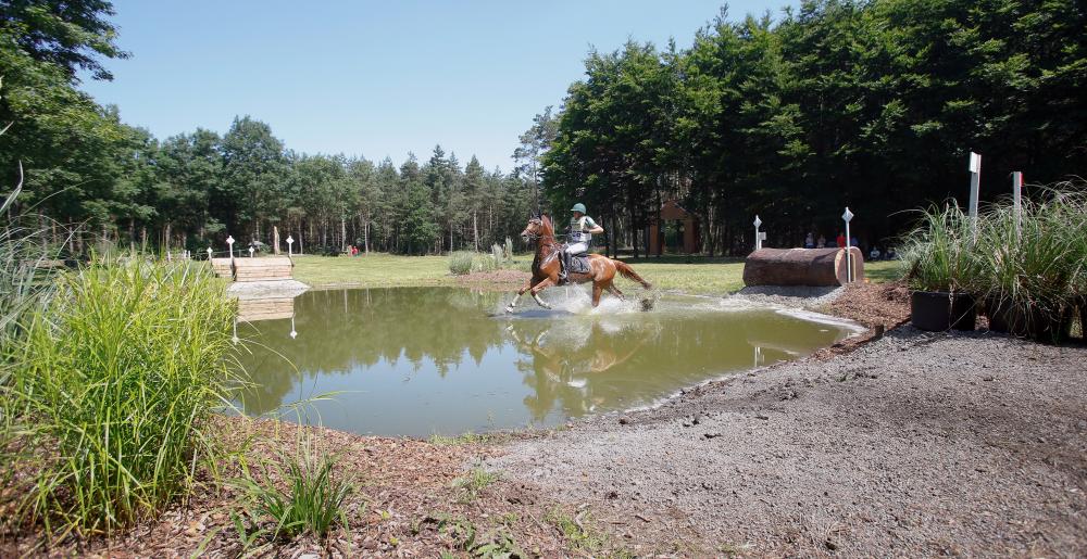 Ingrid Klimke en la disciplina a campo traviesa de un concurso de competencia completa