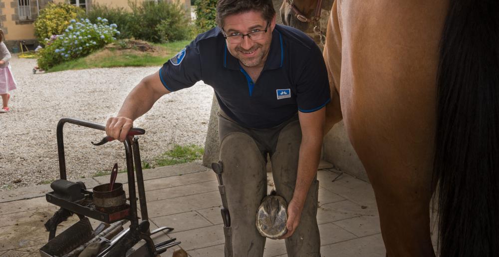 El herrero francés Stéphane Brehin trabajando