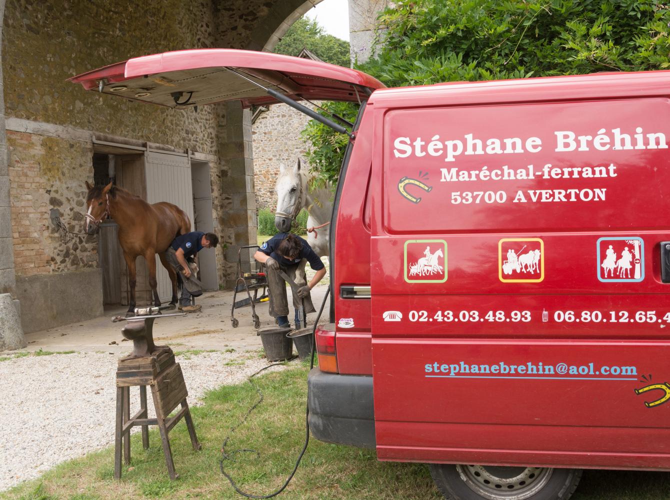 El herrador francés Stéphane Brehin trabajando